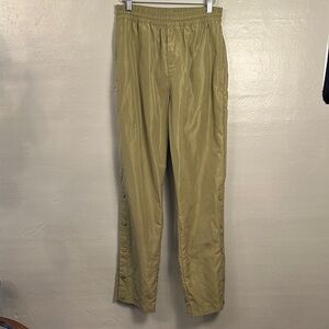 ALO Yoga Green Airlift Game Changer Legging Side
Button Pants (from knee down)